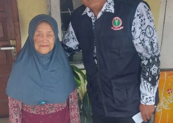 Ibu Sa'adah bersama Ketua PGRI Kota Bandung Cucu Saputra