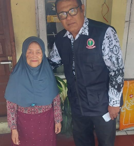 Ibu Sa'adah bersama Ketua PGRI Kota Bandung Cucu Saputra