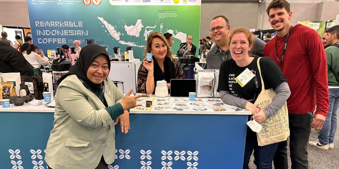 Q Prosessor Java Halu Coffee asal KBB, Jabar, Rani Mayasari saat pameran di Specialty Coffee Expo di Portland, Amerika Serikat, Minggu (23/04/2023)