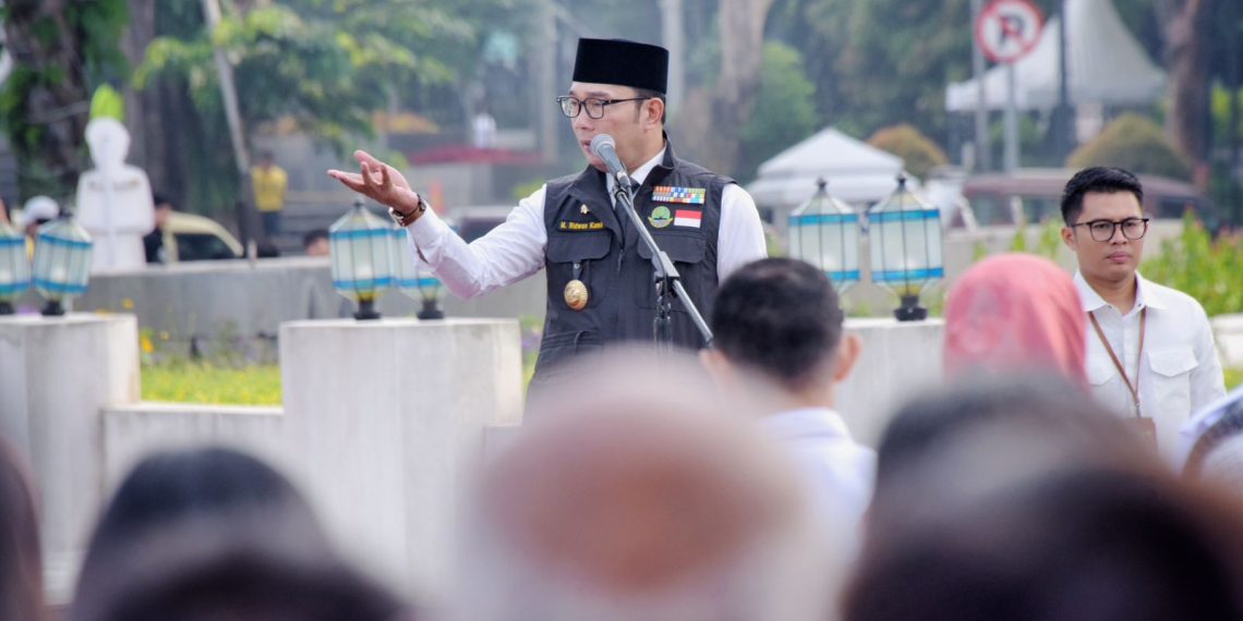 Gubernur Jawa Barat Ridwan Kamil memimpin apel pagi hari pertama kerja bagi ASN setelah libur Idul Fitri di halaman depan Gedung Sate, Rabu (26/4/2023).