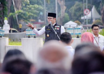 Gubernur Jawa Barat Ridwan Kamil memimpin apel pagi hari pertama kerja bagi ASN setelah libur Idul Fitri di halaman depan Gedung Sate, Rabu (26/4/2023).