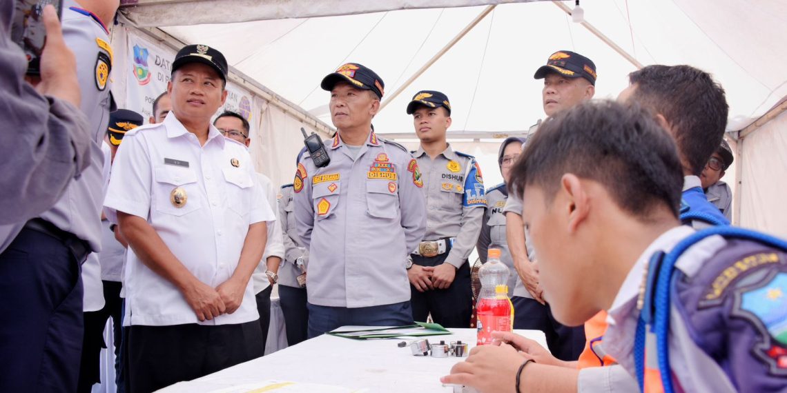 Wagub Jabar meninjau posko lebaran pemantauan arus balik di Posko Cihuni Kadungora Kab. Garut, Rabu (26/4)