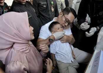 Gubernur Ridwan Kamil Antar Arkana Imunisasi Polio ke Posyandu, Waspada Potensi Penularan saat Lebaran