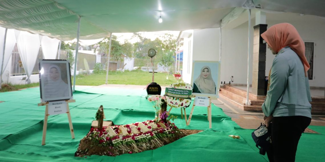 Atalia Melaksanakan Takziah ke Makam Almarhumah Ketua Dekranasda Kaltim Ibu Norbaiti Isran Noor di Kediaman Gubernur Kaltim, Jalan Adipura Samarinda, 08/6/2023). Juni 2023