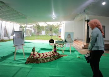 Atalia Melaksanakan Takziah ke Makam Almarhumah Ketua Dekranasda Kaltim Ibu Norbaiti Isran Noor di Kediaman Gubernur Kaltim, Jalan Adipura Samarinda, 08/6/2023). Juni 2023