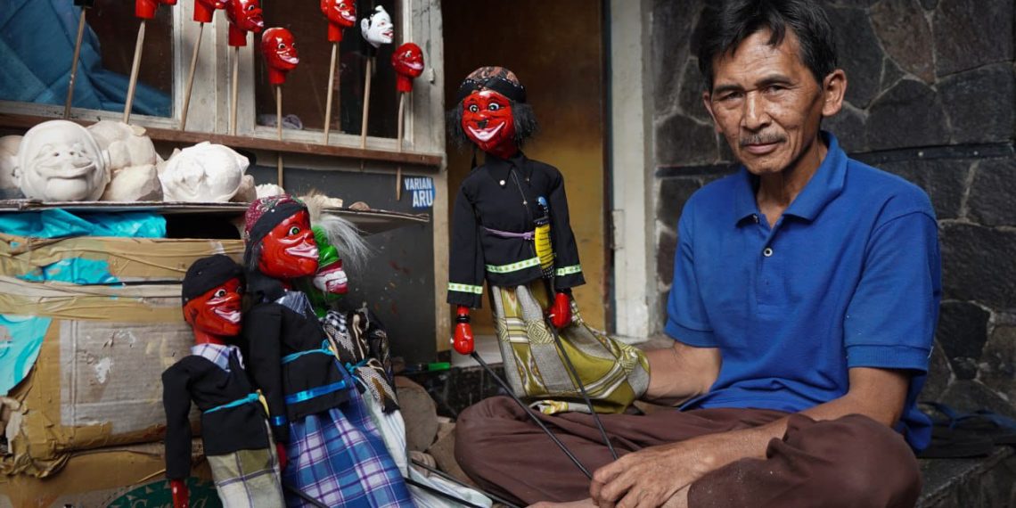 Toto Hadiyanto Sang Perajin Wayang Golek dari Kota Bandung