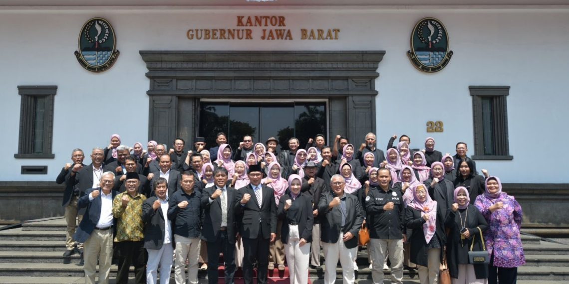 Lantik ISKI Jabar, Ridwan Kamil Ingatkan Tantangan di Era Disrupsi Teknologi