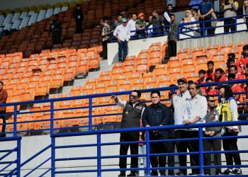 Ridwan Kamil Dampingi Jokowi Tinjau Renovasi Stadion Si Jalak Harupat