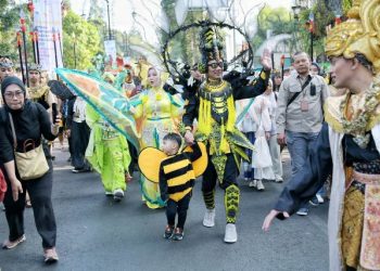 Emil Terima Penghargaan Gubernur Insiator Pasagi dari KPID