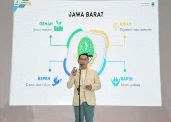 Emil Terima Penghargaan Gubernur Insiator Pasagi dari KPID
