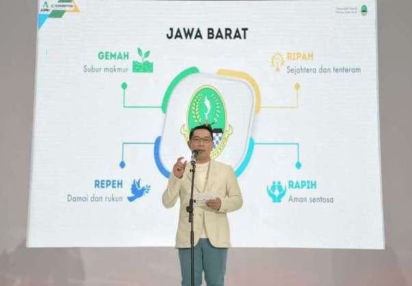 Emil Terima Penghargaan Gubernur Insiator Pasagi dari KPID