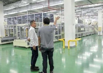 Bey Dampingi  Presiden Jokowi Tinjau Pabrik Baterai Mobil Listrik di Karawang