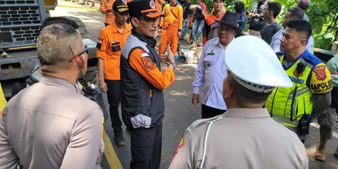 BPBD Bersihkan Material Tanah Longsor di Kabupaten Kuningan