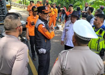 BPBD Bersihkan Material Tanah Longsor di Kabupaten Kuningan