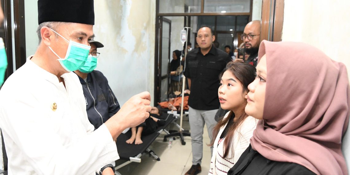 Jumlah Tewas Bertambah 11 Orang,  Bey Machmudin  Jenguk Korban Laka Subang