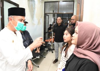 Jumlah Tewas Bertambah 11 Orang,  Bey Machmudin  Jenguk Korban Laka Subang