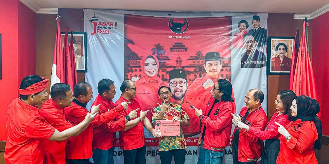 PDIP Jawa Barat Serahkan KTA Untuk Dandan Riza Wardhana dan Raendi Rayendra