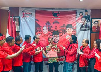 PDIP Jawa Barat Serahkan KTA Untuk Dandan Riza Wardhana dan Raendi Rayendra