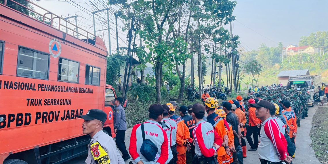 Percepat Penanganan Sampah, Alat Berat Diterjunkan di Jembatan Babakan Sapan Batujajar