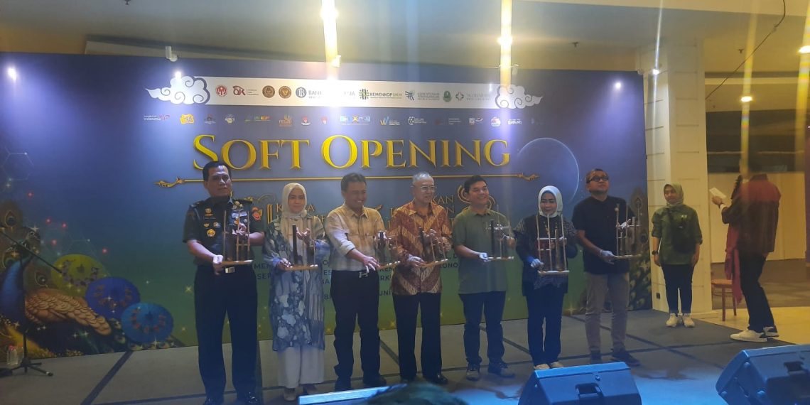 Sekda Herman Luncurkan Karya Kreatif Dan Pekan Kerajinan Jabar 2024 di Braga Beken