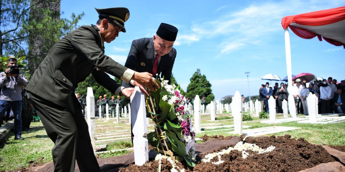 Gubernur Jawa Barat Dua Periode 1993−2003 HR Nuriana Dimakamkan di TMP Cikutra