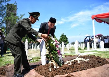 Gubernur Jawa Barat Dua Periode 1993−2003 HR Nuriana Dimakamkan di TMP Cikutra