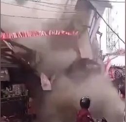 Bangunan Tiga Lantai AMBRUK, Warga Panik