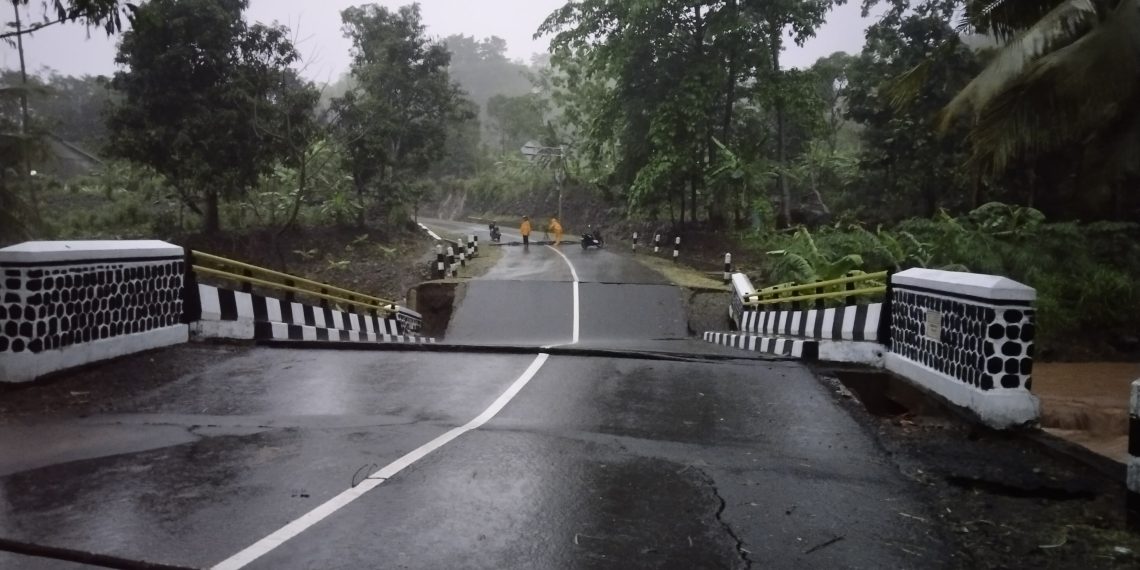 Cuaca Ekstrem di Sukabumi: Banjir, Longsor, dan Jembatan Ambruk