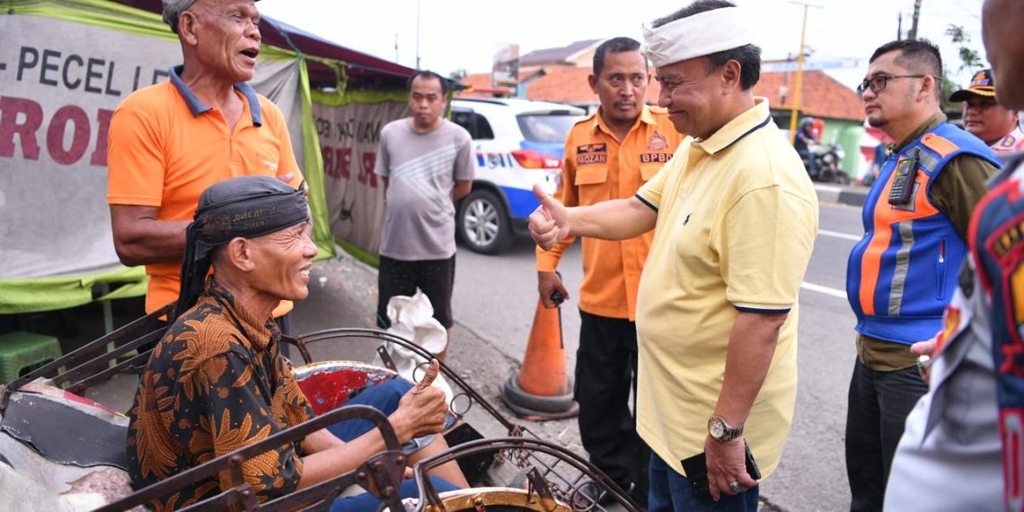 Herman Cek Pemberian Insentif Penarik Becak dan Kusir Delman di Cirebon