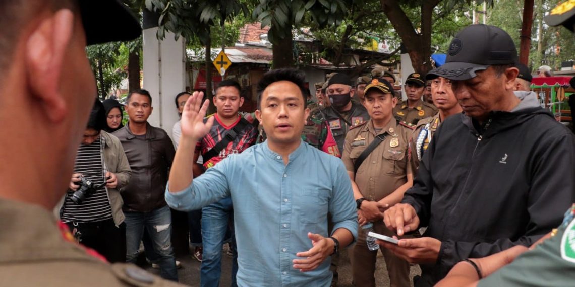 Satpol PP Tertibkan PKL di Sekitar GOR Saparua