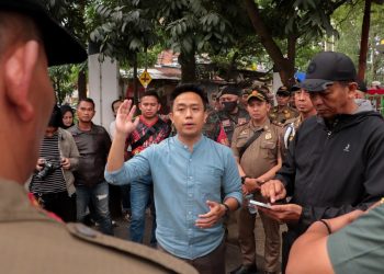 Satpol PP Tertibkan PKL di Sekitar GOR Saparua