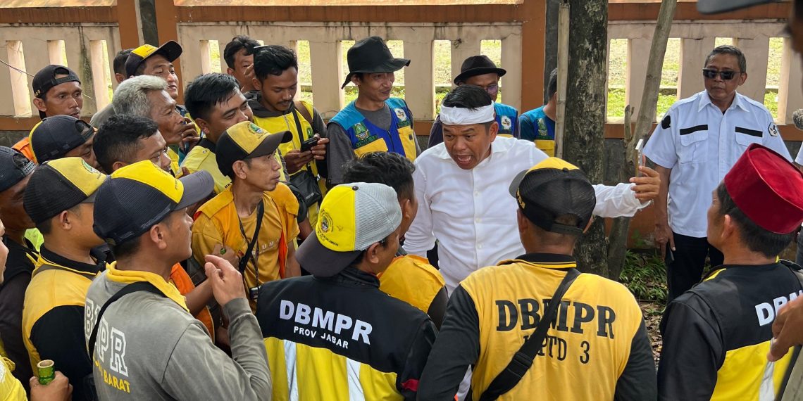 Dedi Mulyadi Instruksikan Setiap 1 KM Jalan Provinsi Dijaga Satu Petugas Kebersihan