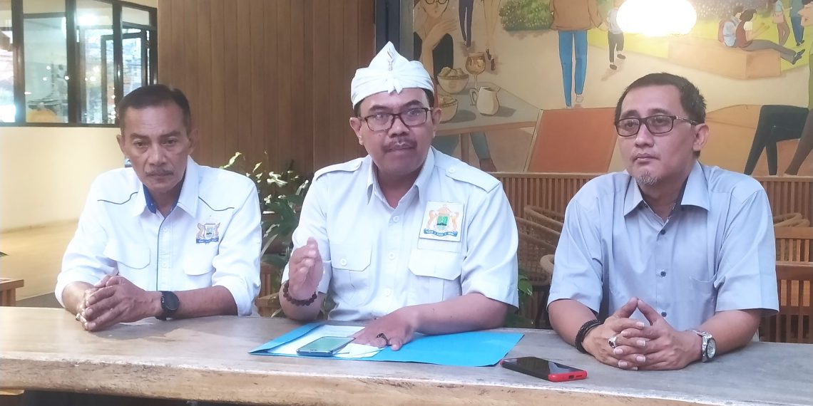 Ketua SC Musprov Kadin Jabar Ir. Doni Dony Mulyana Kurnia menegaskan agar Almer Faiq untuk keluar dari gedung Kadin Jabar.