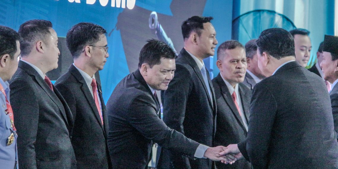 Disaksikan Presiden Prabowo, PTDI Teken Kontrak Penjualan 6 Helikopter Angkut Berat AW189