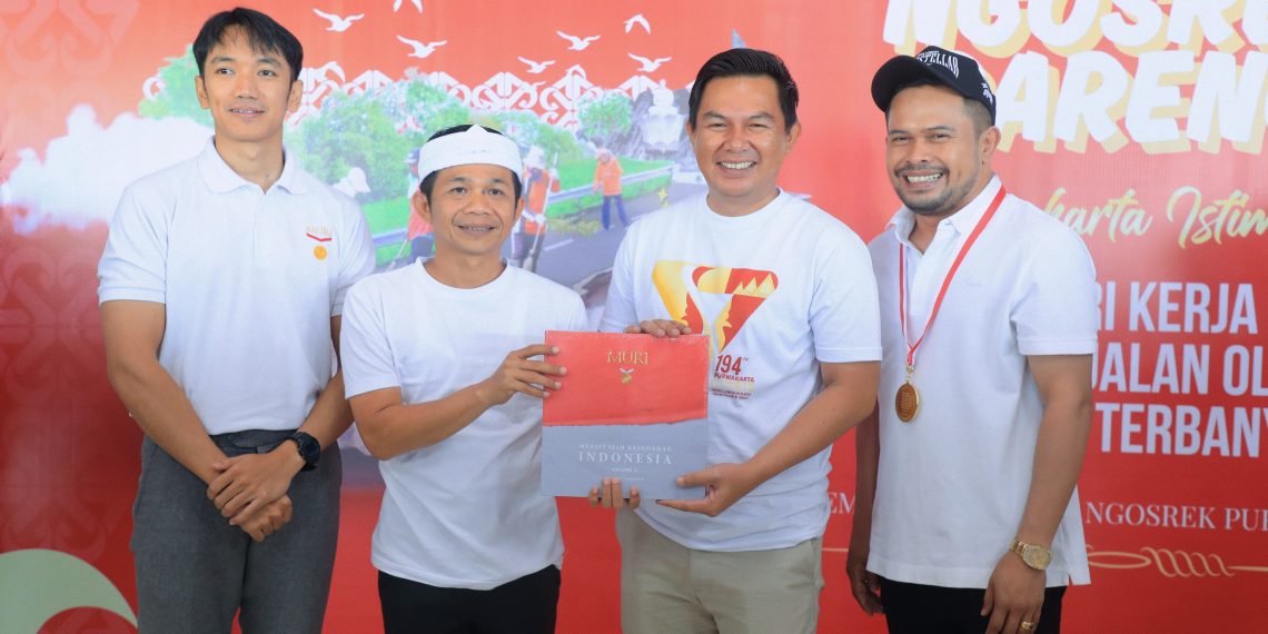 Ngosrek Purwakarta Raih Rekor MURI: Kerja Bakti Bersih Jalan oleh Peserta Terbanyak